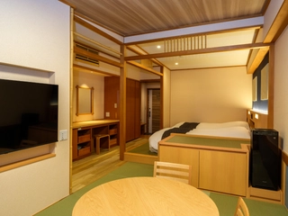 【檜露天風呂付き和洋室】ベッド2台+6畳和室。布団を追加し、3名での宿泊も可能。