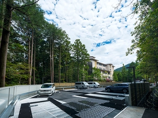 【駐車場】第2駐車場には12台駐車可能。2025年リニューアル。