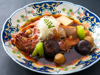 【夕食／別注】金目鯛の煮付け。脂が乗った金目鯛は、口の中でほろりと溶ける旨み。