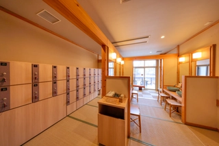 【大浴場内湯（寝湯）】開放的な大きな窓からは四季折々の景色をご覧いただけます。