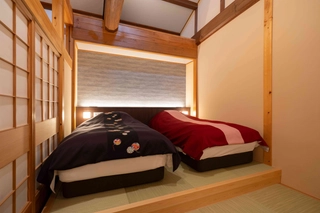 【温泉露天風呂付離れ】別棟：姫子松の抄　広々とした洋室には洋式ベッドをご用意。天井は吹き抜けの造り。（2025年12月リニューアル）