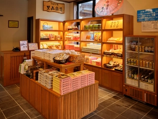 【里山商店】様々なお土産をご用意しております。