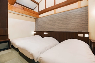 特別室(4名定員)【温泉露天風呂&足湯付】別棟：姫子松の抄　 4名様にてご利用の場合、和室ベッド3台　リビングに布団1枚のご準備となります