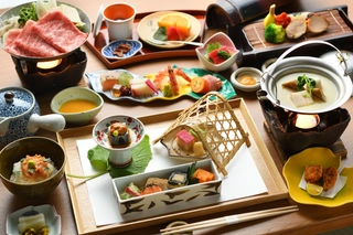 【夕食】目と舌で愉しむ旬の食材を丁寧に仕立てた逸品の数々を心ゆくまで