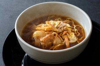 【無料サービス】夜鳴きそばは蓮月限定スープ入り焼きそばもご用意