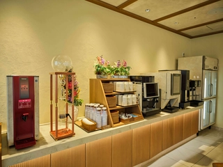 フリーラウンジ（SALONE）｜お酒やソフトドリンクで楽しむ大人の休日