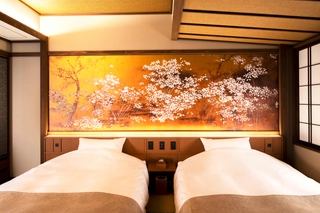 【スイートツイン】ベッドバックを彩る華やかな桜の金屏風。落ち着いた雰囲気のなか、洗練された夜を愉しむ。