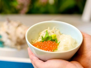 朝食バイキング｜いくらやマグロを自分好みに盛り付けるラビスタ名物の海鮮丼