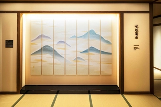 館内装飾(無線友禅ぬれ描き)|京友禅の美しい色彩を愉しむ館内展示。