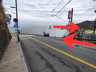【階段なしルート⑤】『旅館さくらや』様を通過していただき、見えてまいります横断歩道付近を右折してお進みください。