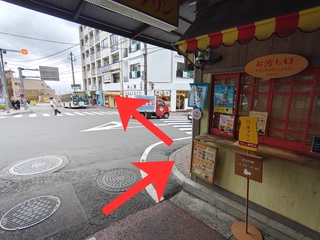 ④「熱海プリン」様前にある横断歩道を渡り、直進します。