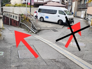 【階段なしルート⑥】坂道を少々下り、二股の分かれ道を左側へ直進します。突き当たりを左折していただきますと、ビスタ熱海テラスに到着いたします。