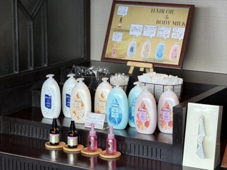 【大浴場/女性脱衣所-パウダールーム-】ボディクリームやヘアオイル等数種類ご用意。ご自由にご利用下さい。