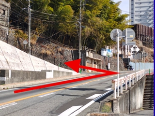②一つ目の曲がり角を左折し、そのまま直進していただきますと駐車場に到着いたします。