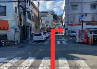④直進後、信号のある交差点を右折します。