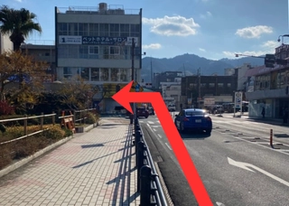 ①交差点を左折して、直進します。