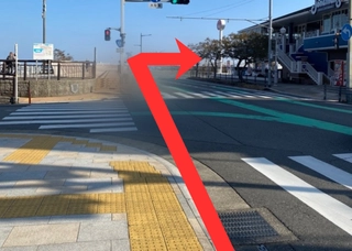 ②一つ目の交差点を通過し、突き当たりを右折します。