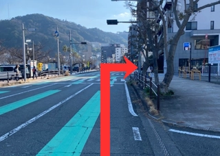 ③信号を右折します。