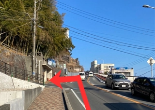 ⑥当館をすぎて、道なりにございます１つ目の曲がり角を左折します。