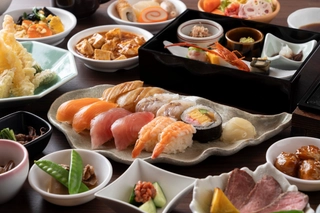【夕食】バイキング料理　写真は一例