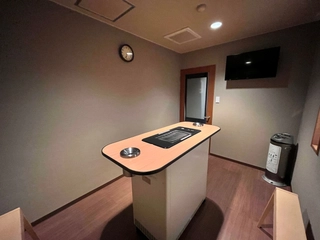 【施設】喫煙処　本館1階・売店前にございます