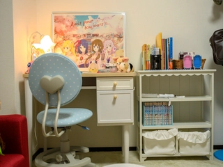 机の上や周りには、彼女が普段読んでいるであろう本や、通学に使用している学生鞄などが置かれています。