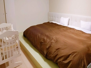 洋室２部屋：洋室にはスーパーワイドダブルベッド（2,400mm）を完備。ご家族で一緒にお過ごしいただけます。