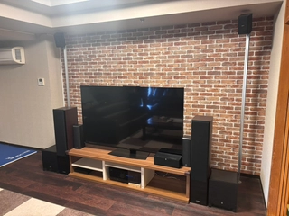 ６２インチテレビとサラウンドの迫力音響で、映画やライブを満喫できます。