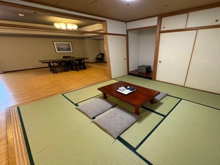 リビングルームと隣接した８畳和室。寝具３組をご用意、襖が閉まるので個室としてもご利用いただけます。