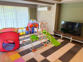 お子様が楽しく過ごせる「ママーズスイートルーム」広い部屋ならではのお子様遊具がリビングにあります！洗面所にはおむつバケツもご用意しております。