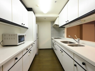 全室にキッチン完備。大型冷蔵庫も備えているので自宅のように使用しやすくなっております。