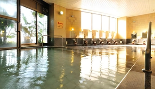 「大浴場 四季の湯」<br>ドライサウナと水風呂が隣接しており、体を洗って温泉で温まった後、すぐにサウナへ移動できるスムーズな導線になっています。