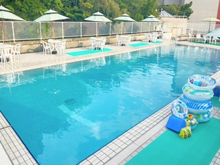 夏季期間限定の野外プールをご用意しております。青空の下、リゾートならではの特別なひとときをお過ごしください。※期間は毎年異なります。