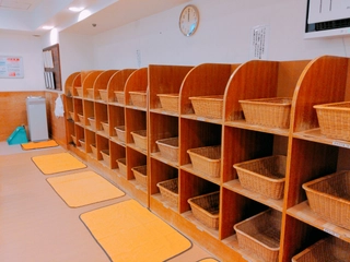 お洋服やタオル（※お部屋から持参）を入れるための脱衣カゴが用意されています。また、貴重品を保管できる「鍵付きの無料ロッカー」も設置されております。