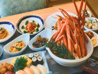 和洋中バイキング、カニやステーキなどが食べ放題
