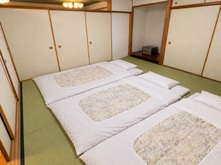 ８畳の和室には寝具３組をご用意。お子様がいても安心して私室としてご利用いただけます。