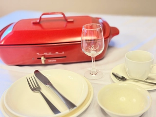 貸出備品にはホットプレート、炊飯ジャーや食器のご用意がありますので、身軽にお越しいただけます。※一部有料です。
