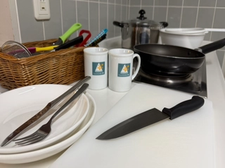 食材のみご持参ください。お部屋での自炊用に、食器や調理器具の貸出を行っております。