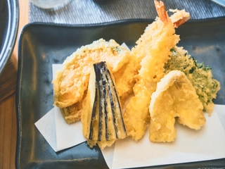ライブキッチンで揚げる天ぷら♪季節によって食材は変更になります。