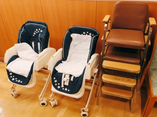 レストランでは、小さなお子様連れのお客様にも安心してお食事をお楽しみいただけるようベビーカーとチャイルドチェアをご用意しております。ご利用をご希望の際はお気軽にスタッフにお申し付けください。