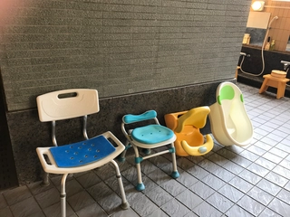 大浴場には、介護用椅子とベビーバスをご用意しております。小さなお子様からご年配のお客様まで、どなた様も安心してご入浴をお楽しみいただけますので、どうぞご自由にお使いください。