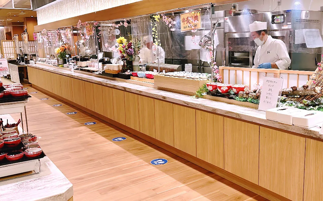 ライブキッチンで揚げたて、焼きたてを堪能できるレストラン