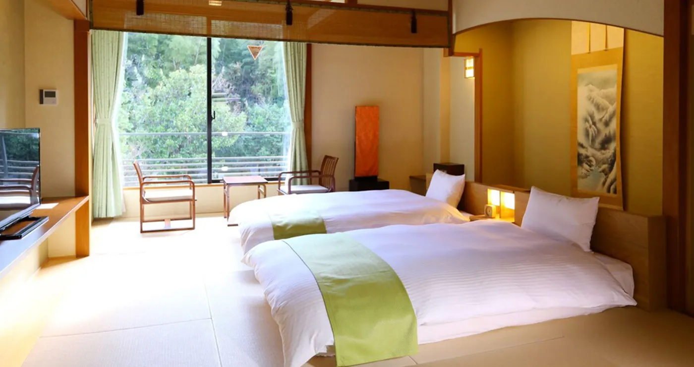 5名まで宿泊可能な木の温もりが感じられる落ち着いた雰囲気の和室タイプの客室