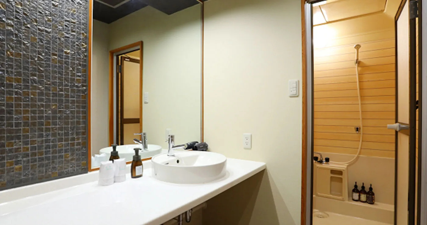 清潔感ある洗面台と広々としたバスルーム付き客室