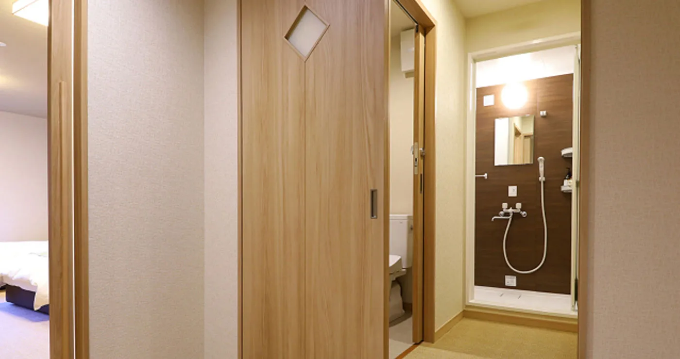 シャワーブースを備えた機能的な洋室タイプの客室