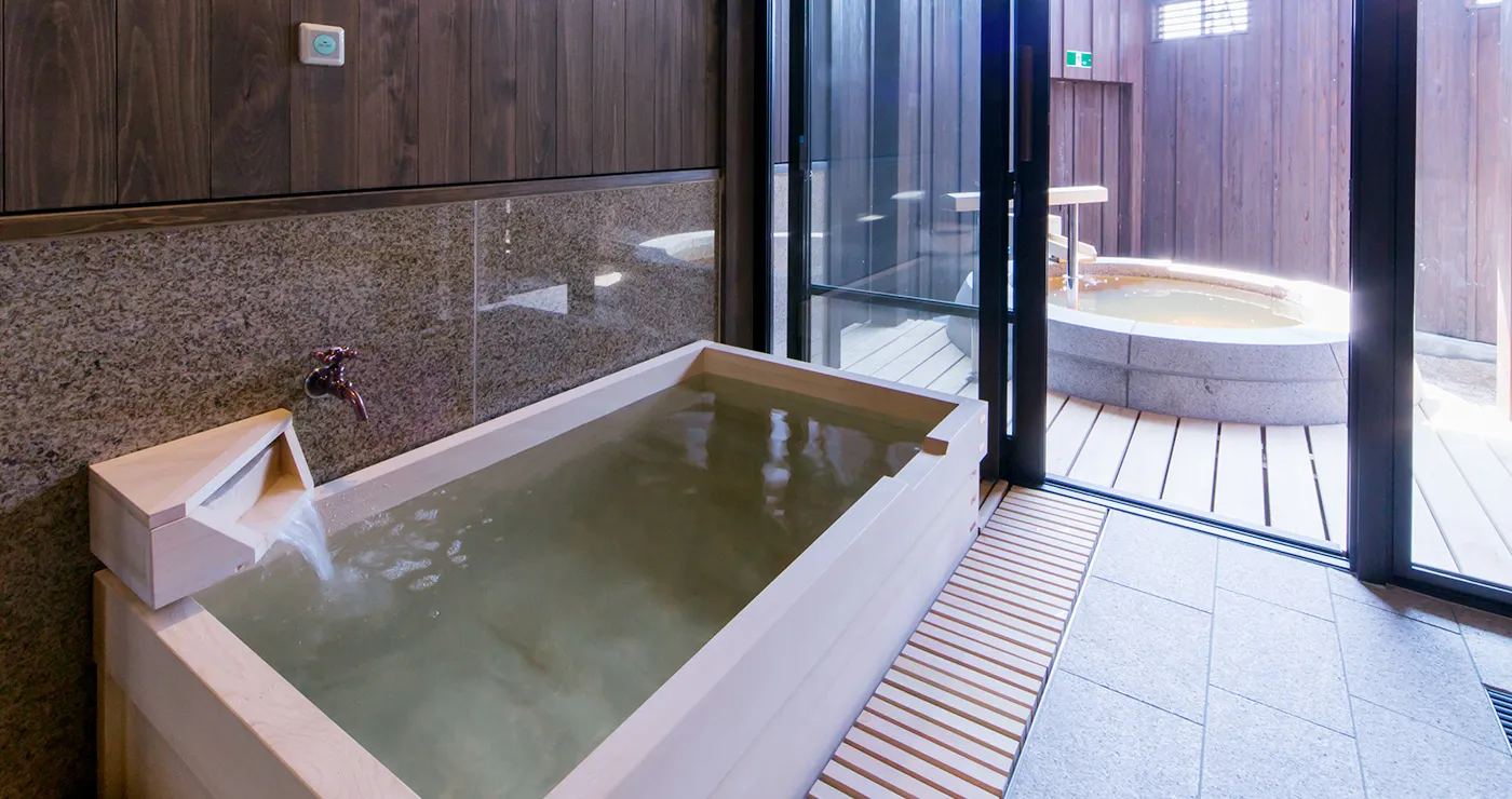 写真:檜の内風呂と天然温泉露天風呂