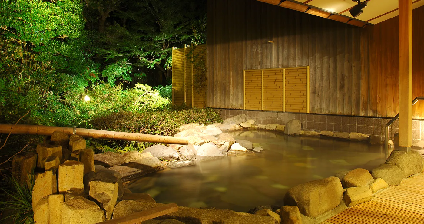写真：大湯殿 庭園露天風呂 朱雀の湯