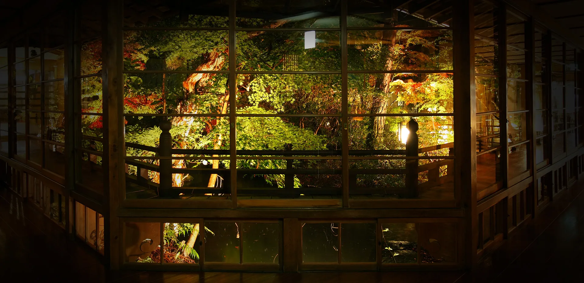 四季を堪能できる中庭テラス・桂川の景色・四季の自然が美しい庭園の眺め