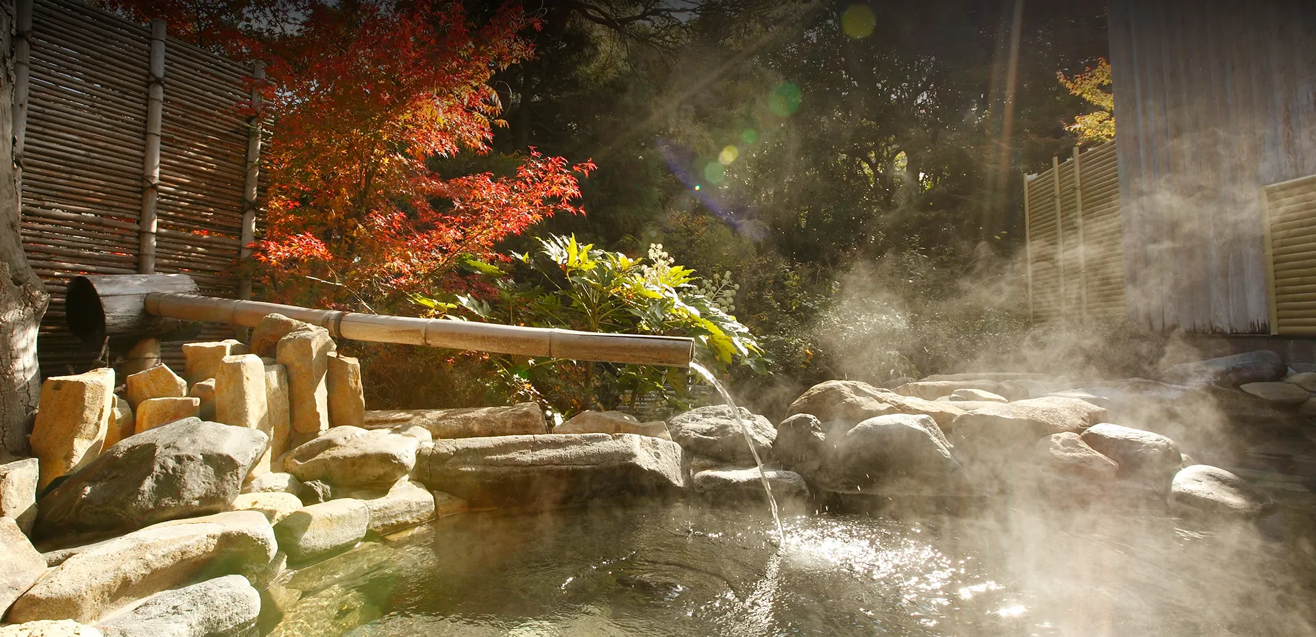 四季の美しい庭園を愉しむ大露天風呂・朱雀の湯・癒やしの湯浴み・四季の杜や庭の景色に心和むひと時