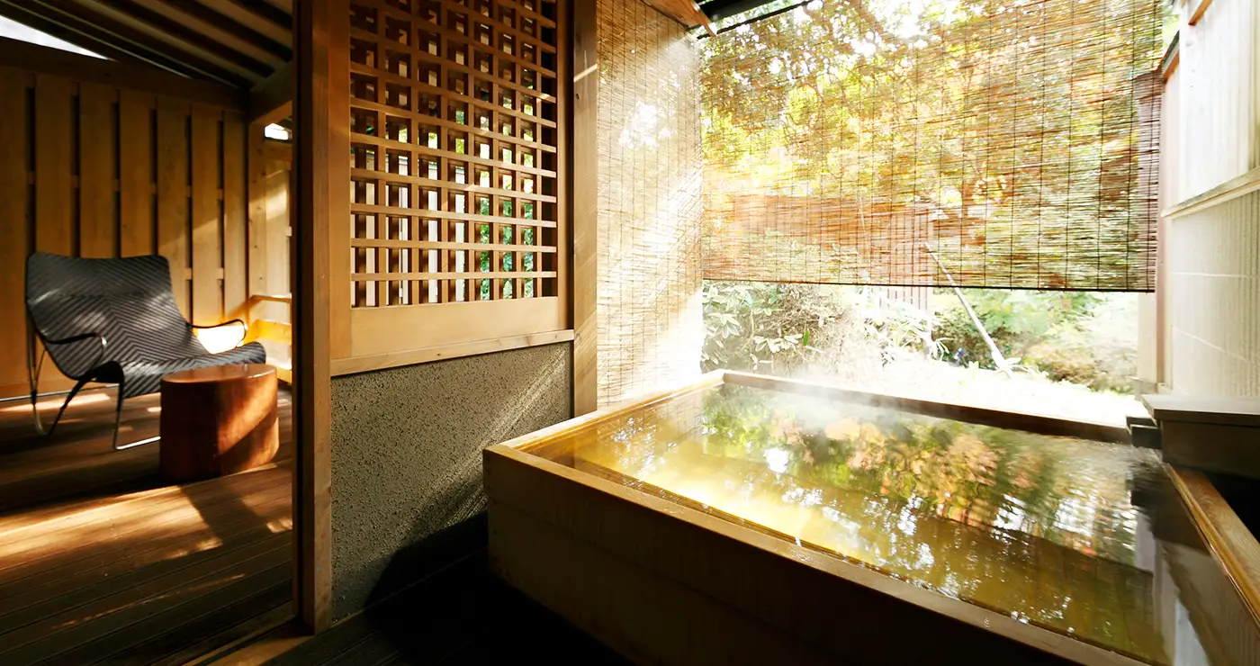 写真：源泉かけ流しの露天風呂とテラス